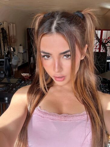 Andrea Botez Face Close-Up Selfies Set Leaked 13 andrea botez face close up selfies set leaked kjkcqn 364x485 1