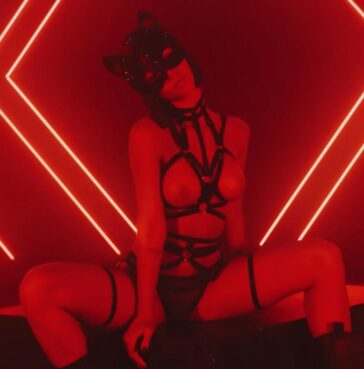 rachel cook topless kitty mask posing video leaked qtcnaa 364x369 1